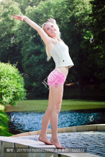 年輕漂亮的女孩-匯圖網(wǎng) www.fosd68.com 年輕漂亮的女孩