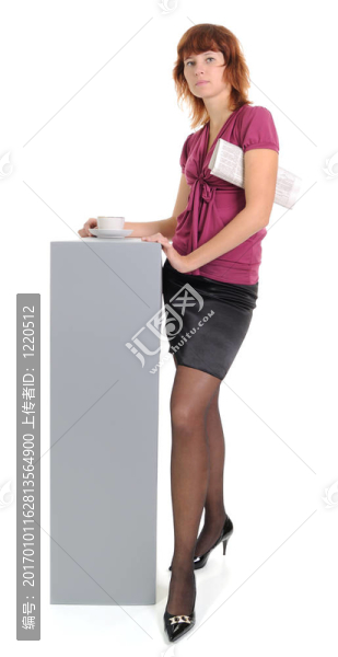女性用報紙和杯子