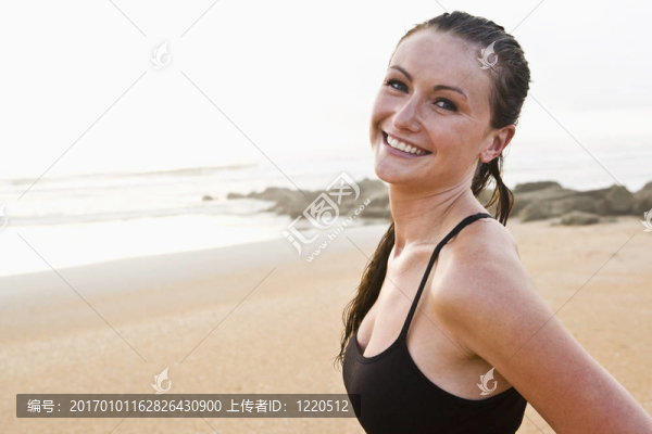 海灘上美麗年輕女子的畫像