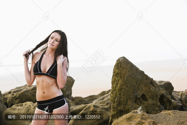 漂亮的年輕女人穿著比基尼寫真