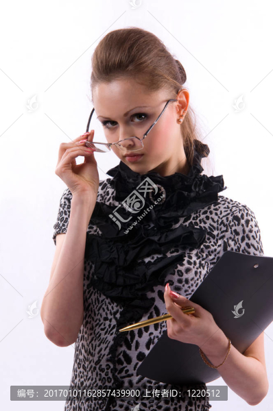 美麗的年輕女子在工作室-匯圖網(wǎng) www.fosd68.com 美麗的年輕女子在工作室