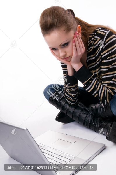 帶筆記本電腦的女人