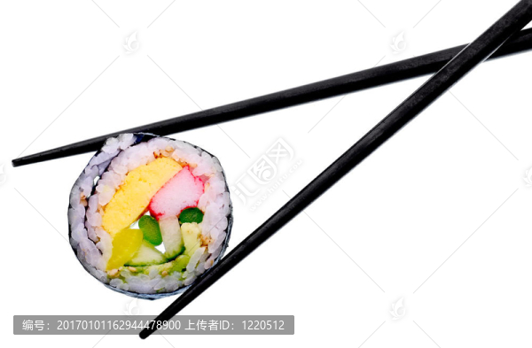 白色背景上的黑筷子壽司卷