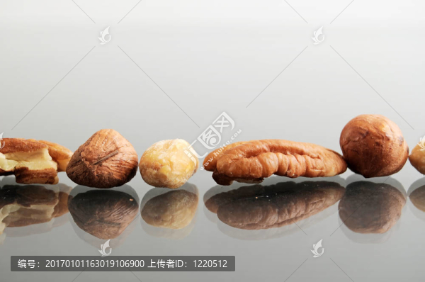 與分隔開的堅(jiān)果排