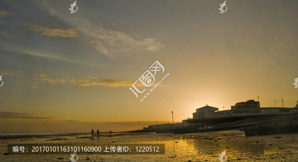 Worthing海濱美麗的金色的夕陽中
