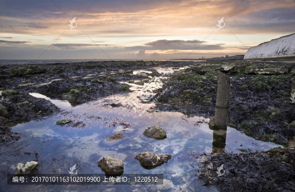 美麗多彩的日落rockpools
