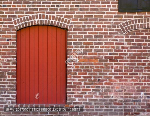 紅磚墻與紅色門窗-匯圖網(wǎng) www.fosd68.com 紅磚墻與紅色門窗