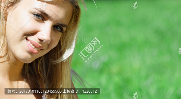 微笑的金發(fā)