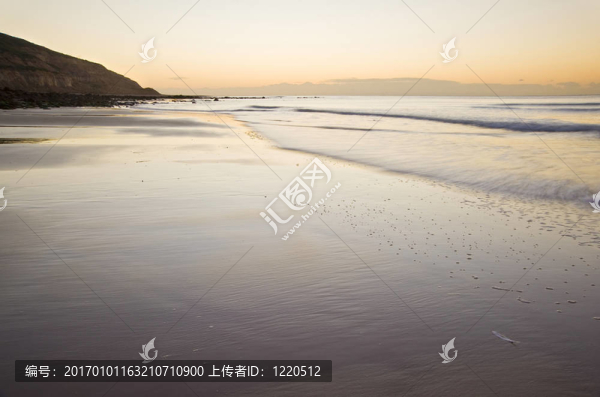 美麗的海灘日出與巖石細(xì)節(jié)