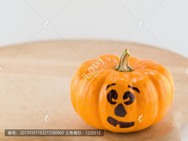 迷你南瓜燈在一個木制的菜板