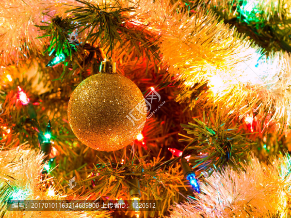 圣誕樹掛在樹上的節(jié)日裝飾品-匯圖網(wǎng) www.fosd68.com 圣誕樹掛在樹上的節(jié)日裝飾品