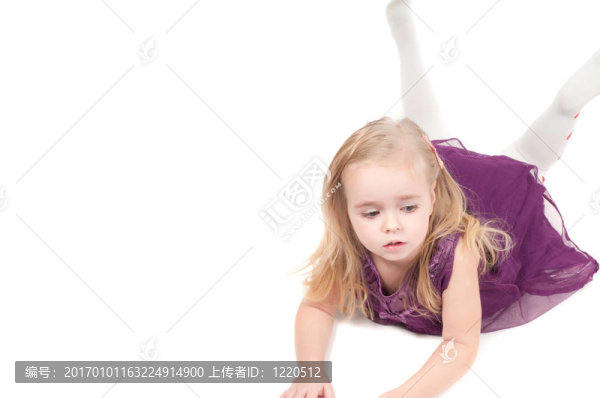 工作室拍攝的女嬰在節(jié)日禮服