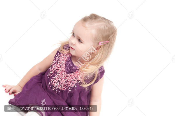 工作室拍攝的女嬰在節(jié)日禮服