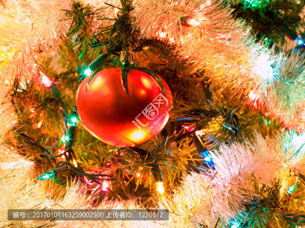 圣誕樹掛在樹上的節(jié)日裝飾品