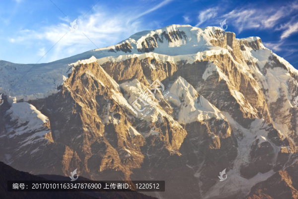 安裝lamjung雪山在黎明；尼泊爾