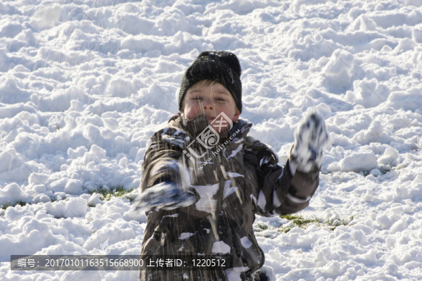 小男孩扔雪球