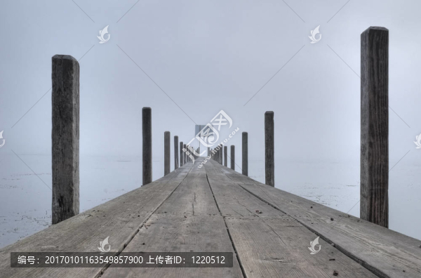 霧的木板路。