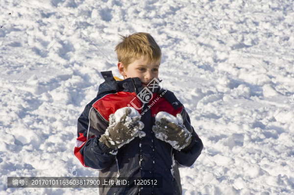 小男孩拿著雪球