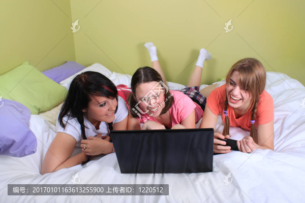 女孩在床上使用筆記本電腦