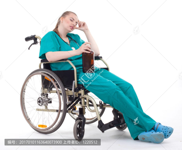 女醫(yī)生用棕色酒精瓶坐輪椅