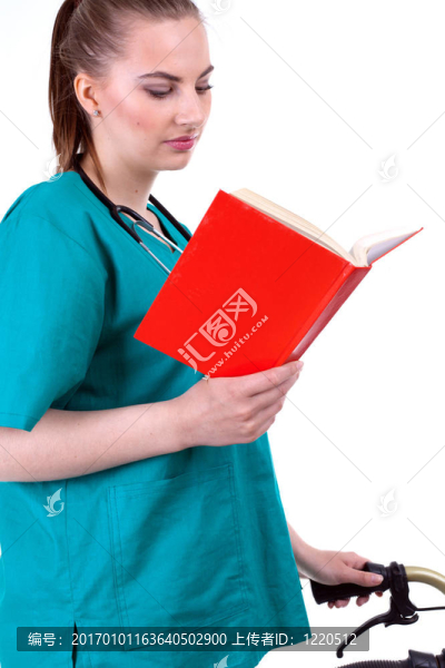 綠色工作服讀紅書的女醫(yī)生