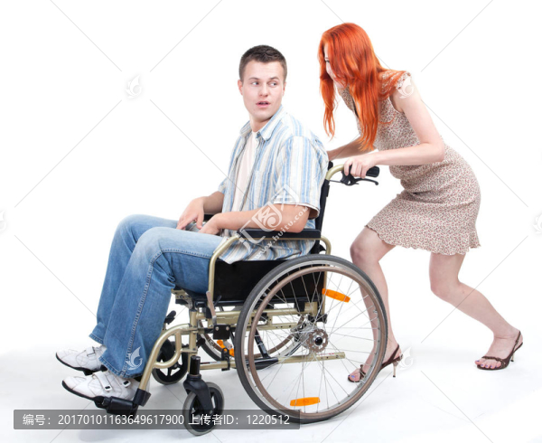 情侶情侶輪椅上的男主角