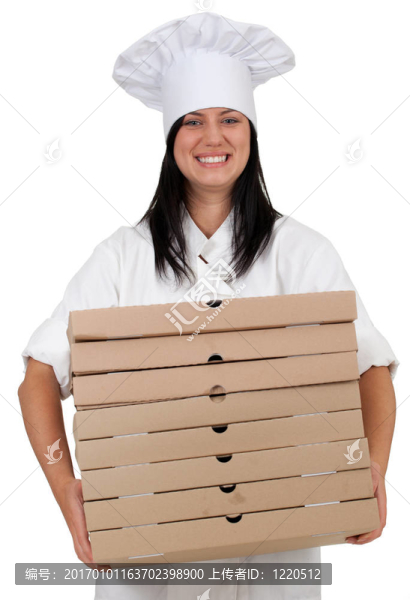微笑的女廚師在白色制服和帽子與比薩餅盒