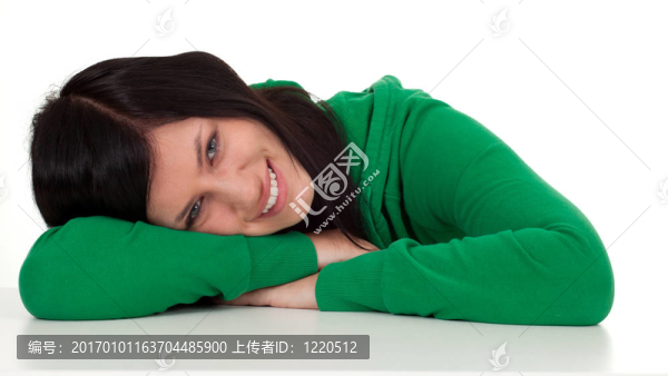 穿著綠色襯衫的年輕女人