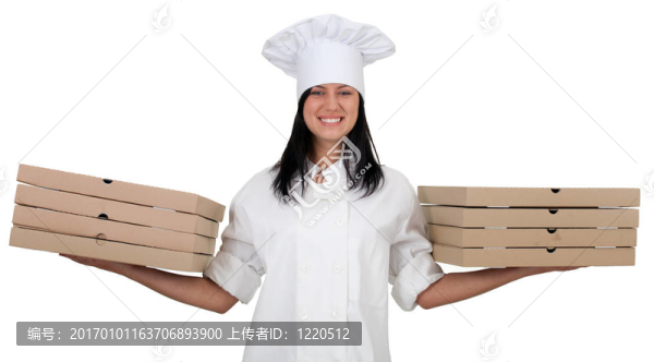 微笑的女廚師在白色制服和帽子與比薩餅盒