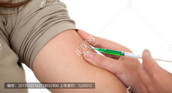 在白色的工作服和防護(hù)面罩注射病人的醫(yī)生或護(hù)士