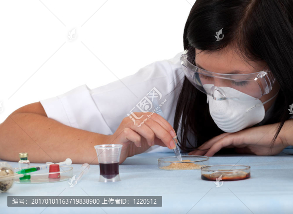 實(shí)驗(yàn)室里戴防護(hù)眼鏡和面罩的女醫(yī)生或藥劑師；在白色背景上隔離