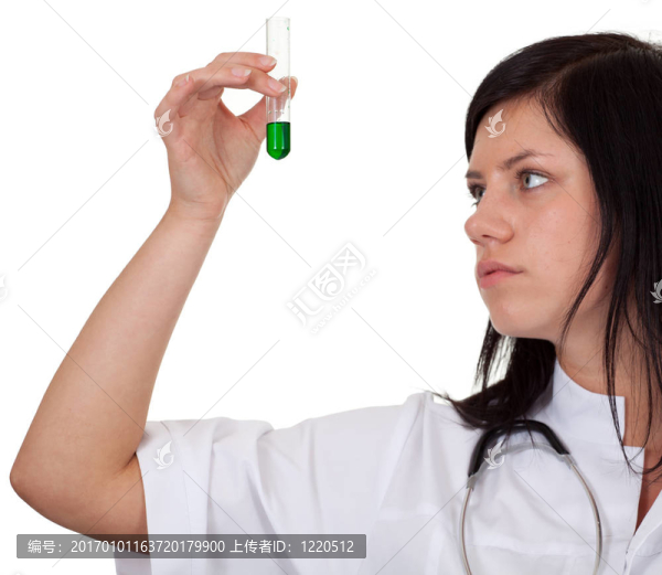 女士醫(yī)生或化學(xué)家看著綠色液體管；孤立在一個(gè)白色的背景
