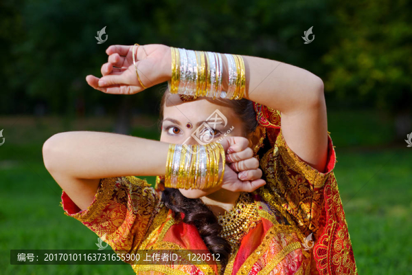 一個(gè)年輕的印度女人藏在臉上