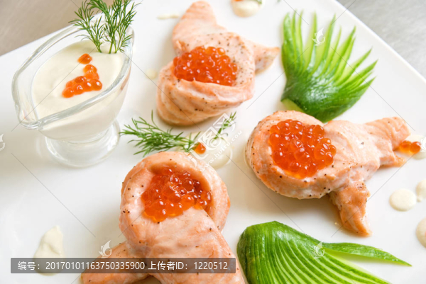 烤三文魚柳配紅魚子醬-匯圖網(wǎng) www.fosd68.com 烤三文魚柳配紅魚子醬