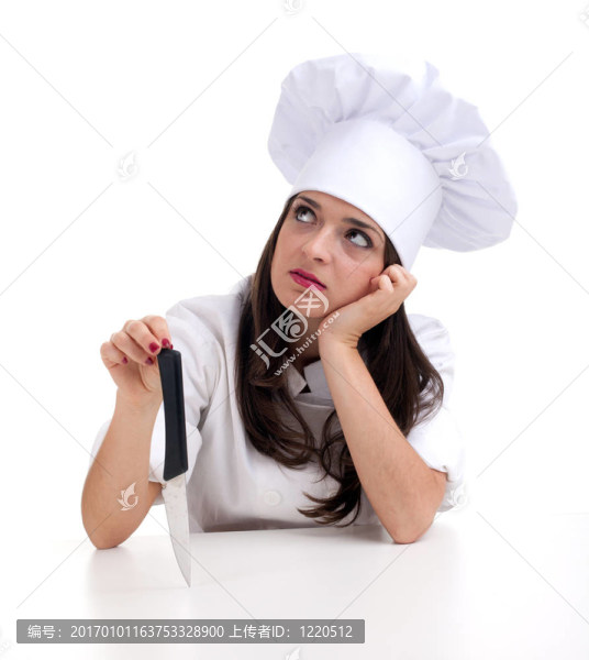 思想女性廚師在白色制服和帽子保持刀