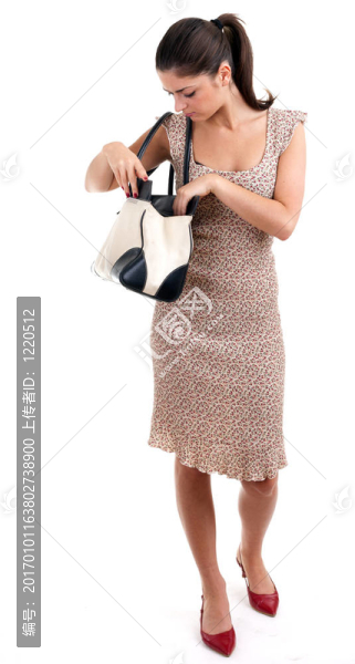 年輕；穿著裙子的受驚女人