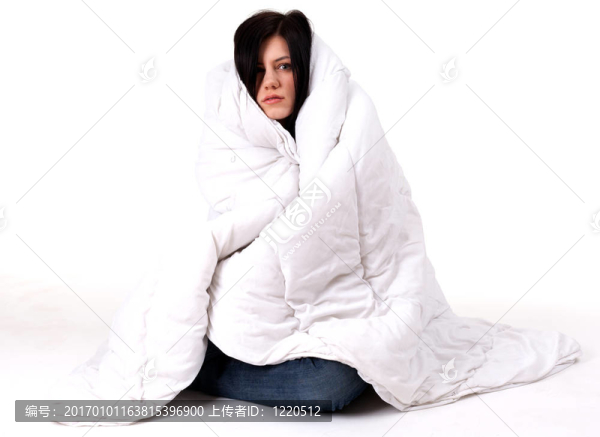 年輕女人捂著頭和身體的羽絨被