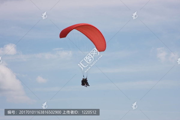 在背景藍天滑翔傘