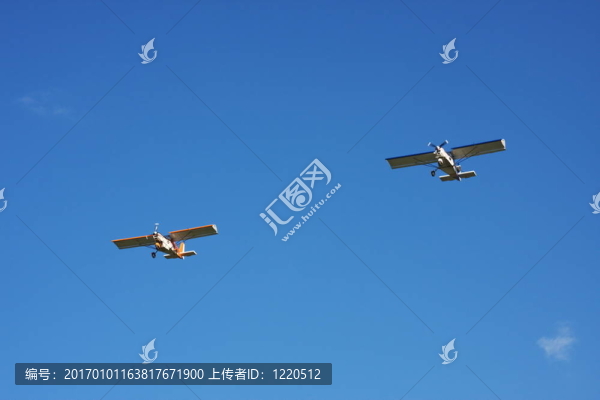 藍天上的飛機