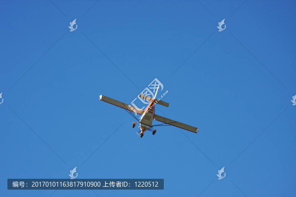 藍(lán)天上的飛機(jī)