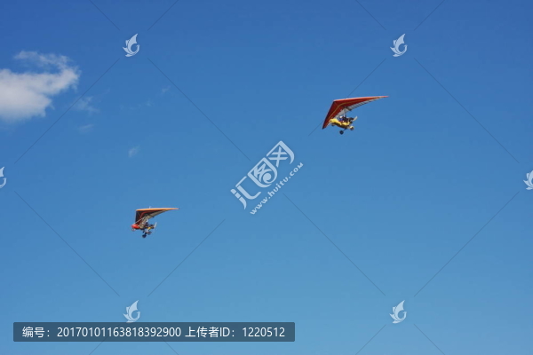 懸掛式滑翔機(jī)在藍(lán)色的背景