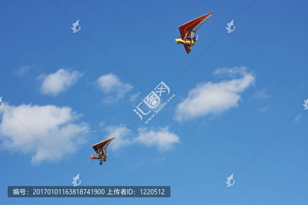 懸掛式滑翔機在藍色的背景