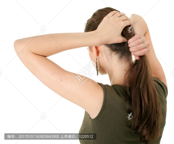 用棕色襯衫梳長(zhǎng)頭發(fā)的女人