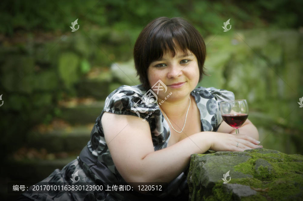 女人與紅葡萄酒2