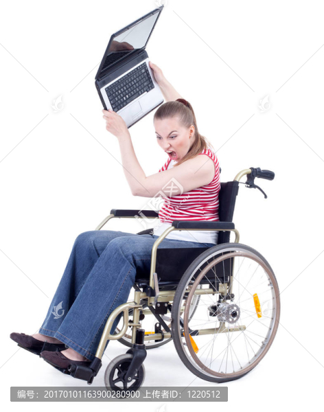憤怒的殘疾婦女與筆記本電腦在輪椅上