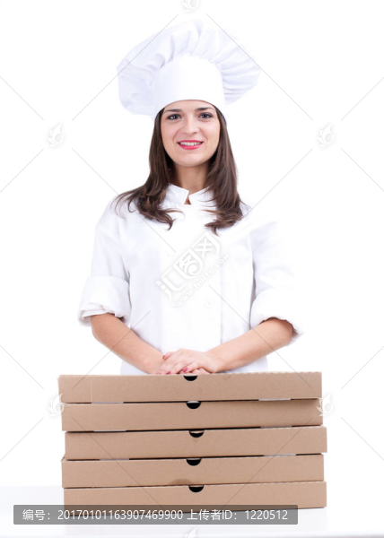 微笑的女廚師在白色制服和帽子與比薩餅盒
