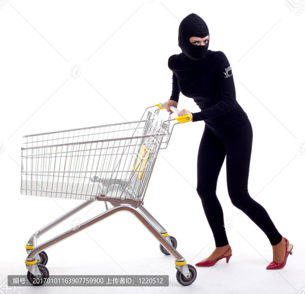 在黑色的衣服和購物車頭套的女小偷