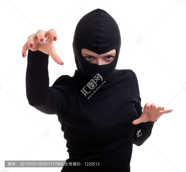 在黑色的衣服和帽子的女小偷