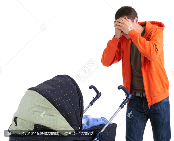 憤怒；生氣的父親舉起雙手，嬰兒車