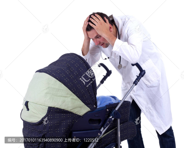 害怕醫(yī)生看著嬰兒車(chē)